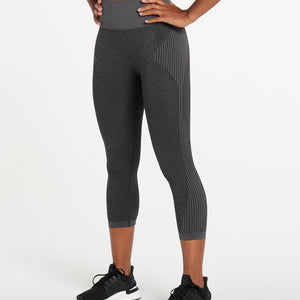 ADAPT Seamless ¾ Leggings / Black.Charcoal Pursue Fitness 2