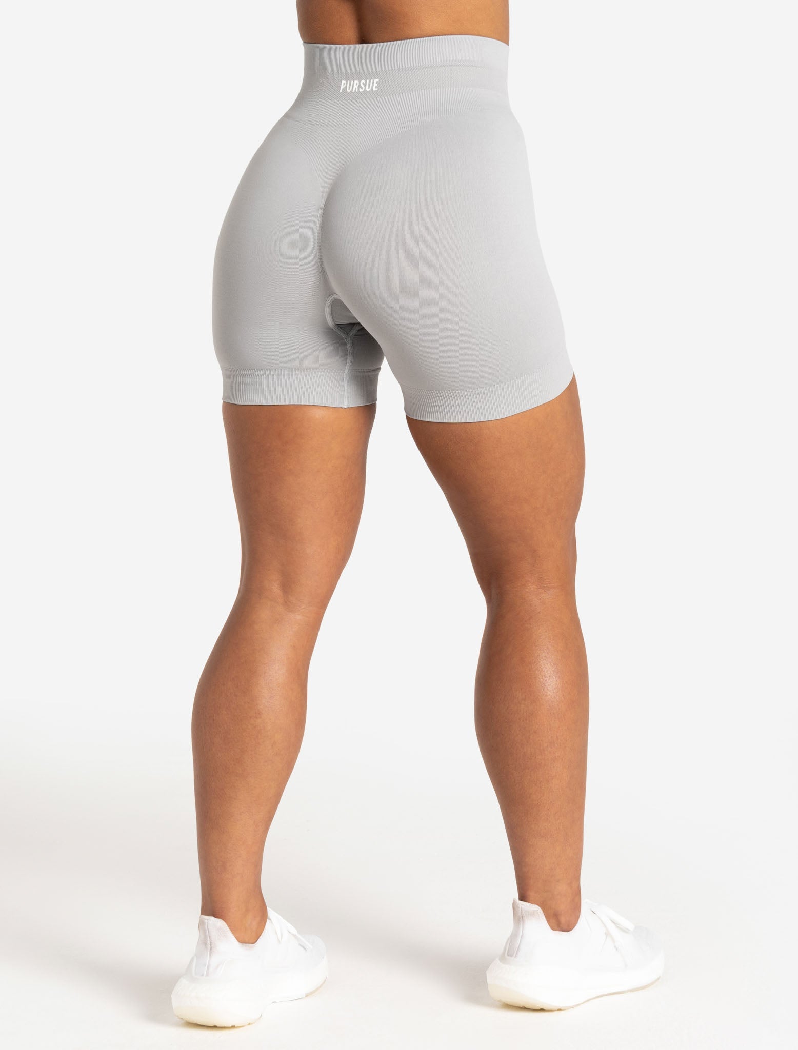 STANDOUT SEAMLESS GREY SCRUNCH-BUM SHORTS » PuraProject